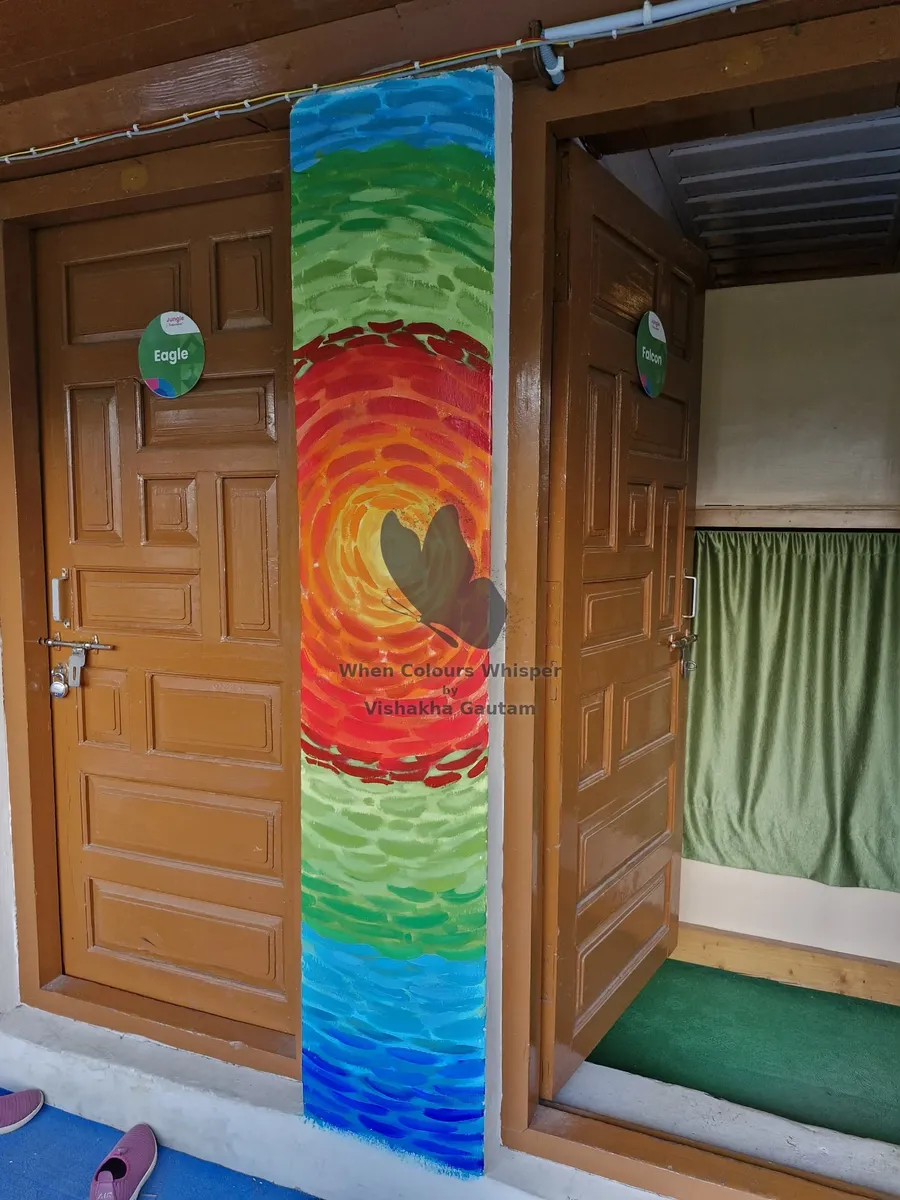 Colour-wheel pillar mural